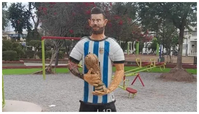 escultura de messi en mosconi