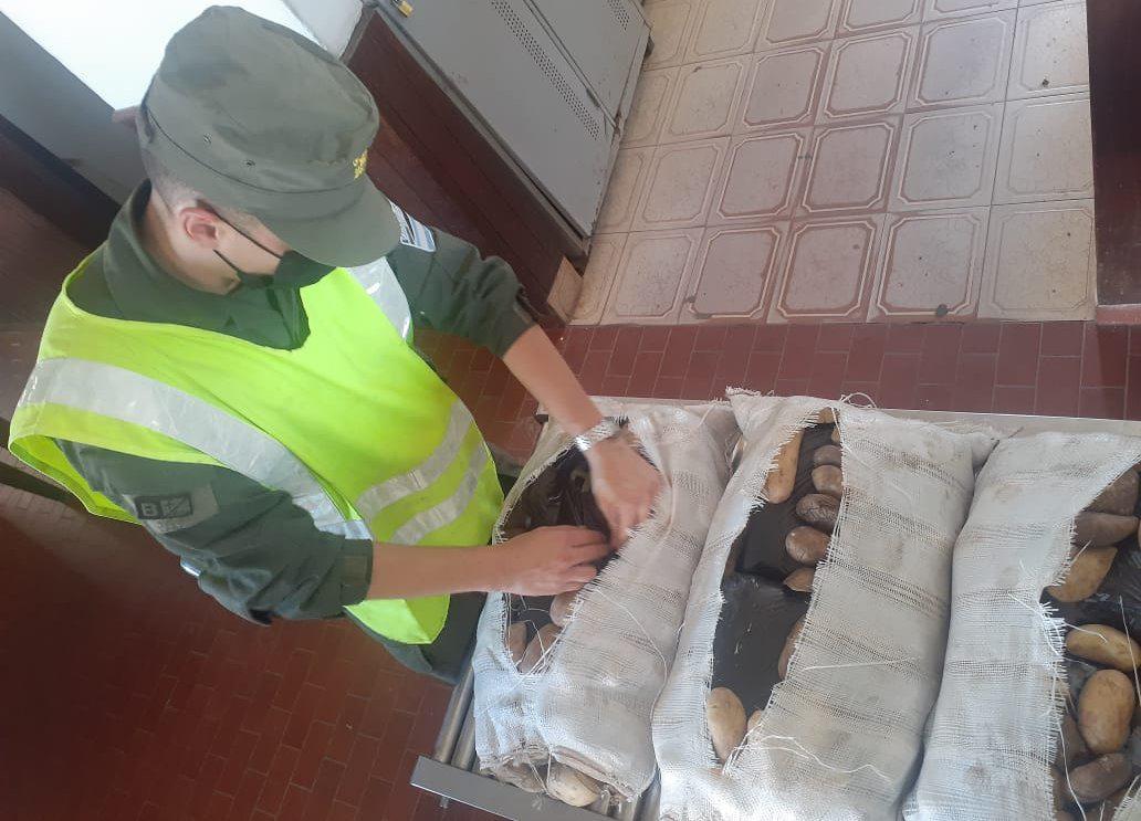 Incautan 490 paquetes de cigarrillos y 20 kilos de hojas de coca