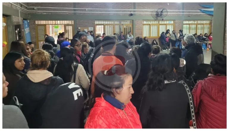 largas filas colegio 25 de mayo