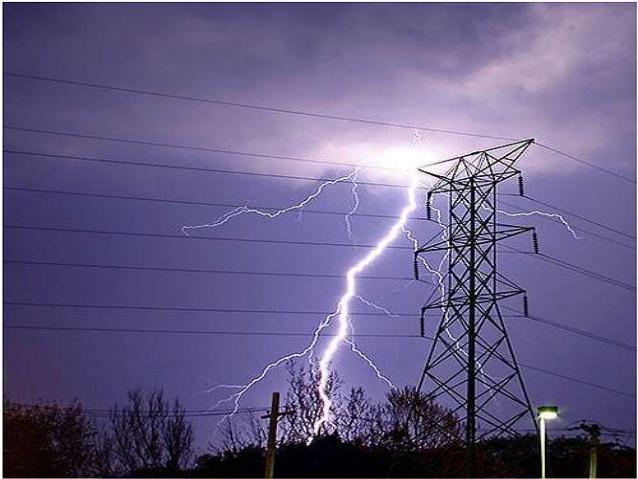 instalaciones-electricas-residenciales-rayo-junto-a-línea-de-transmisión
