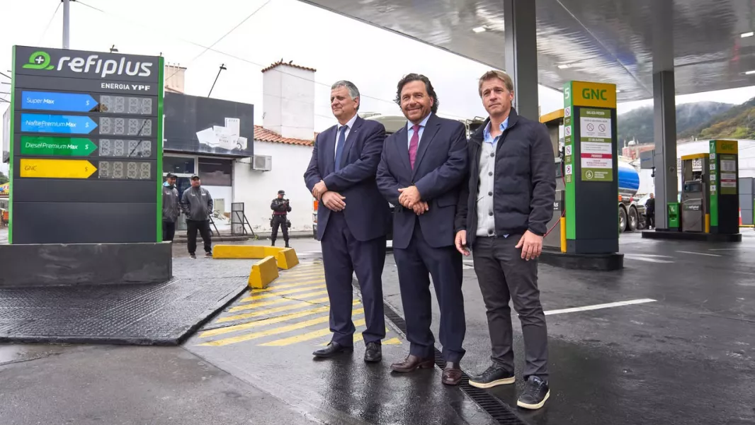 20711-el-gobernador-saenz-y-el-ceo-de-ypf-inauguraron-en-salta-la-primera-refiplus-del-pais