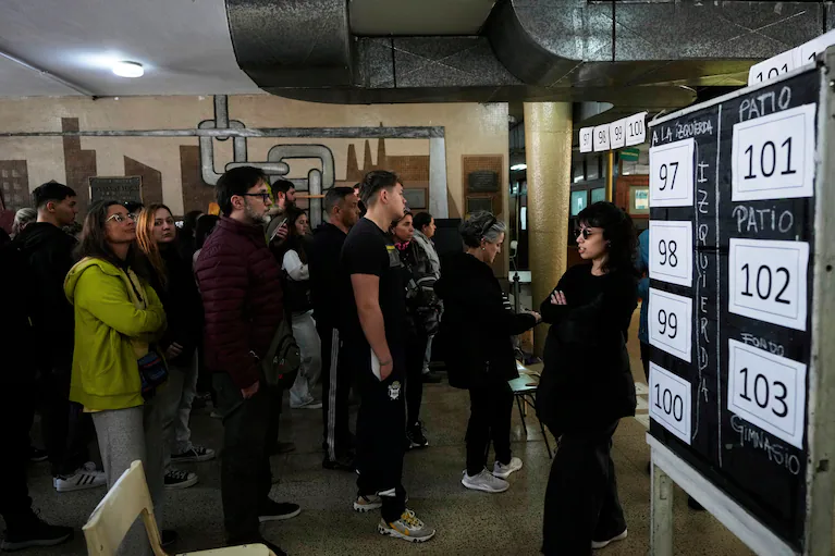 los-votantes-hacen-fila-para-emitir-su-voto-durante-las-elecciones-provinciales-legislativas-en-la-plata-argentina-el-domingo-7-de-septiembre-de-2025-ap-fotogustavo-garello-COHBJLQE3CBZ6NXHCQOHBHR3YY
