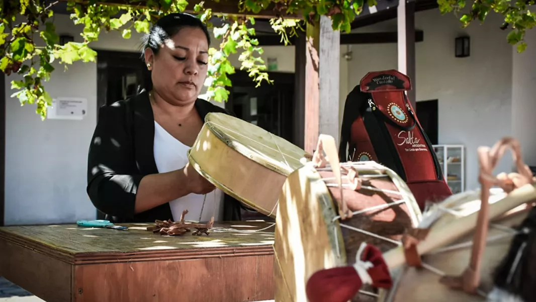 106012-vacaciones-en-cultura-se-realizara-un-taller-de-construccion-de-caja-coplera-en-el-mercado-artesanal-de-salta
