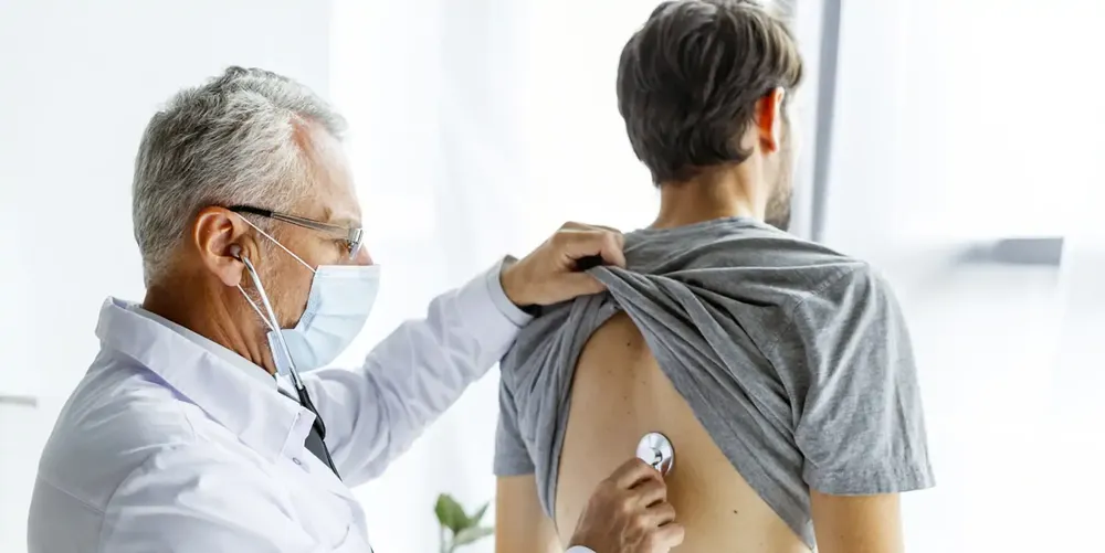 doctor-mascara-que-examina-al-paciente