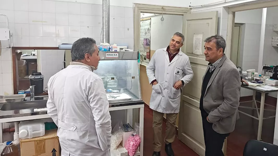 103045-el-ministro-mangione-verifico-el-estado-de-los-servicios-en-el-hospital-oniativia