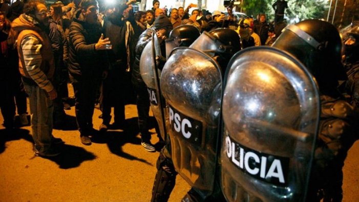 policia pata pila