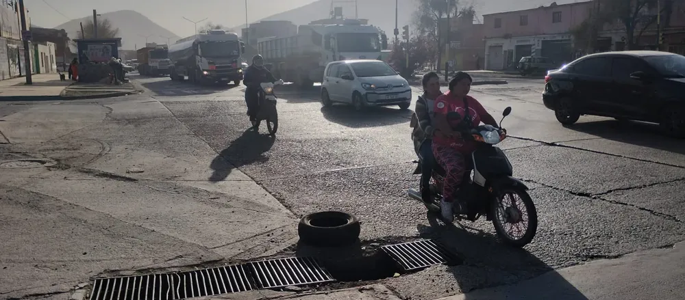 rejilla rota av tavella y felipe y santiago