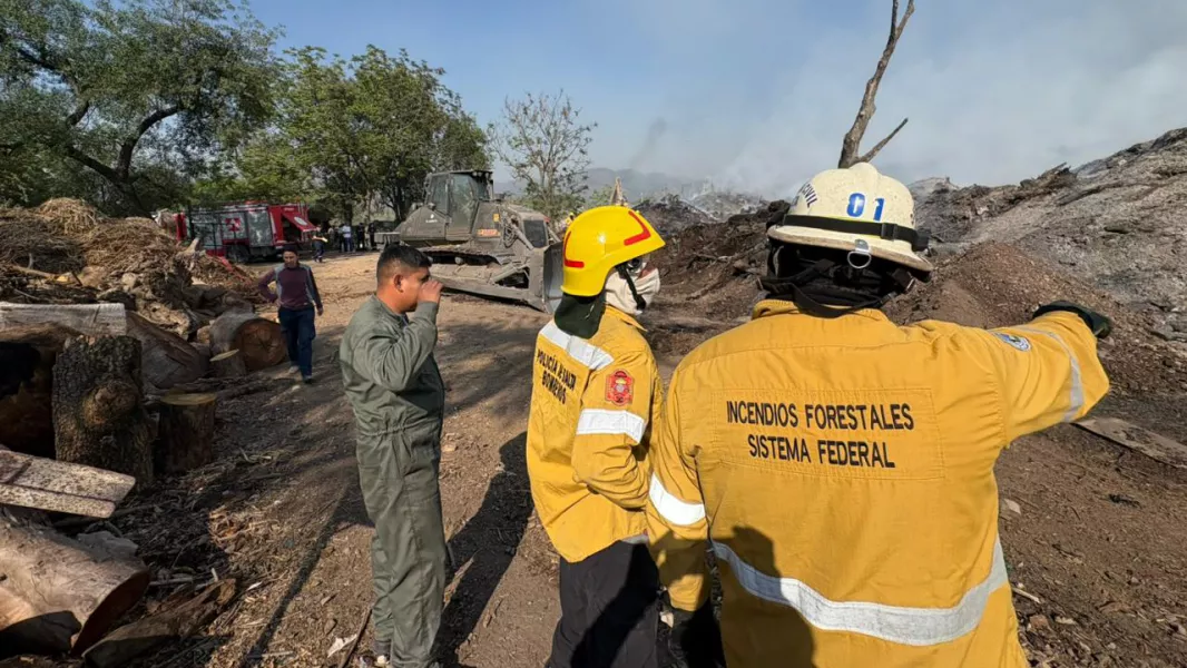 15495-continua-el-trabajo-de-enfriamiento-y-con-maquinaria-pesada-en-el-incendio-de-san-lorenzo