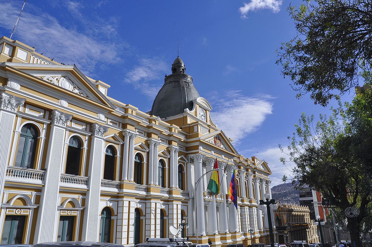 Palacio_de_la_Asamblea_Legislativa_de_Bolivia,_vista_lateral