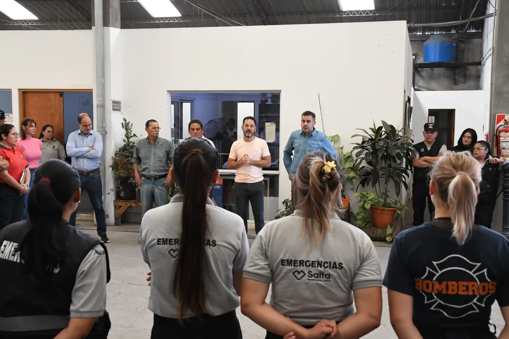 Emiliano Durand con Bomberos