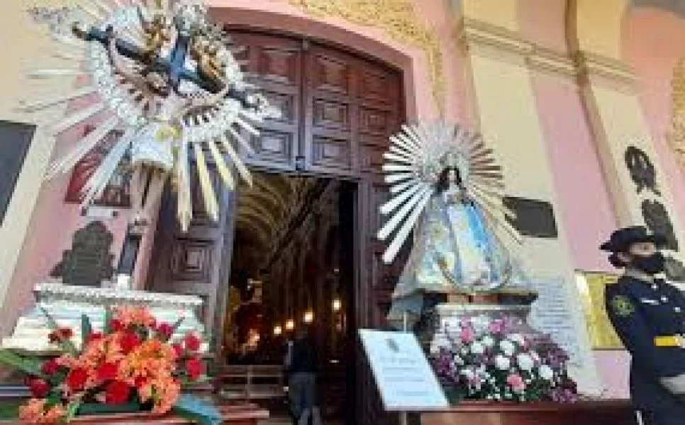 84707-las-imagenes-peregrinas-del-senior-y-la-virgen-del-milagro-visitaran-las-instalaciones-de-la-casa-de-gobierno