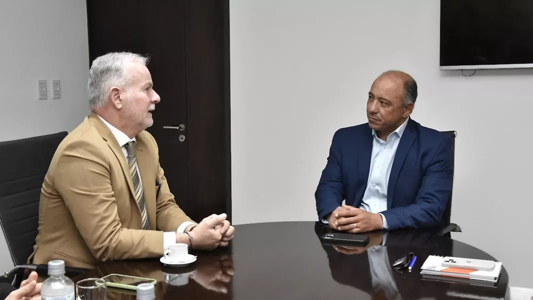 18413-el-ministro-dib-ashur-en-reunion-con-el-consul-general-de-chile-en-salta-cristian-oschilewski