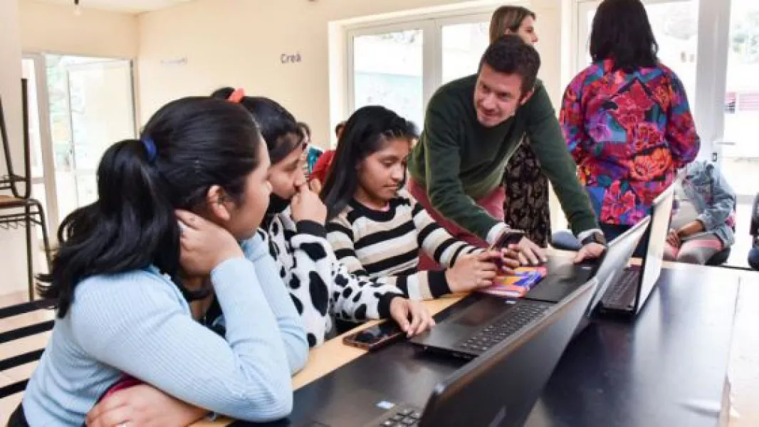 101355-curso-de-inteligencia-artificial-para-mujeres-adolescentes-en-puntos-digitales-de-salta