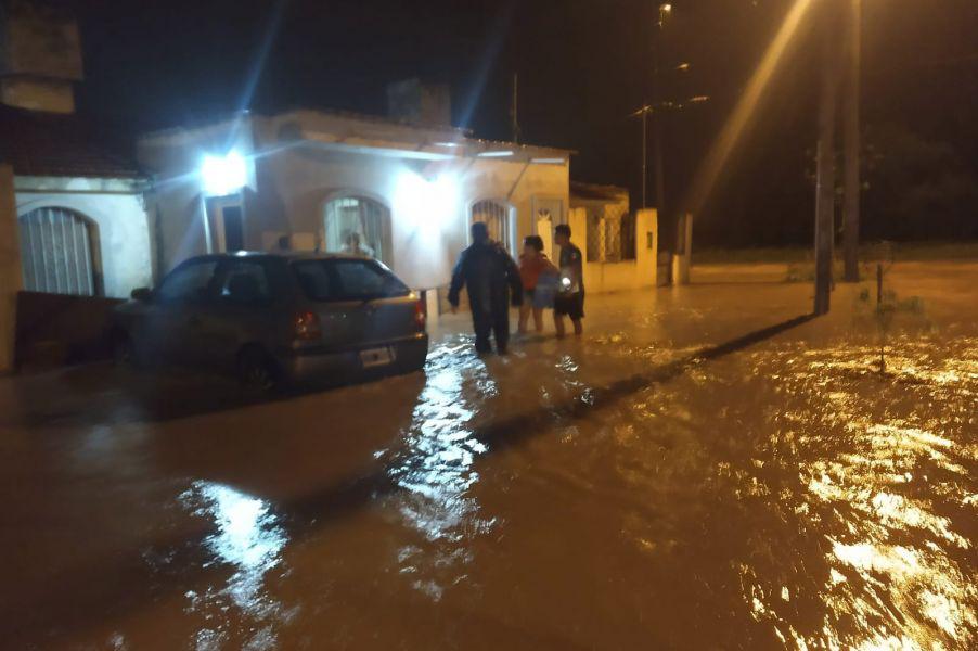 10642-intenso-trabajo-de-seguridad-para-asistir-a-damnificados-por-inclemencias-climaticas