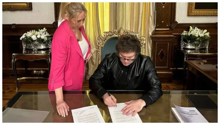 javier milei firma decreto
