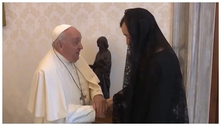 papa francisco y victoria villarruel