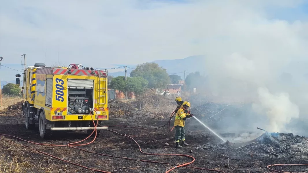 21542-controlaron-focos-de-incendios-de-pastizales-en-la-zona-sur-de-la-ciudad
