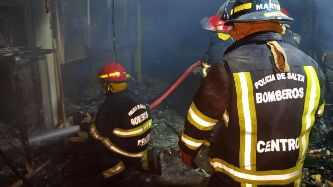98588-intenso-operativo-de-sofocamiento-de-un-incendio-estructural-en-el-mercado-san-miguel