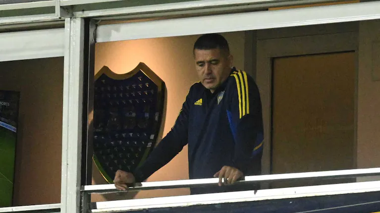 juan-roman-riquelme-hizo-su-primera-aparicion-publica-en-boca-tras-el-superclasico-y-el-despido-de-gago-foto-fotobaires-2E7M4MK27JFHJHQKKRYCK2RJRU