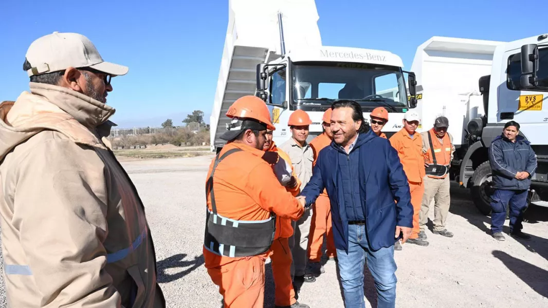 14053-la-direccion-provincial-de-vialidad-sumo-nuevas-maquinarias-con-una-entrega-realizada-por-el-gobernador-saenz