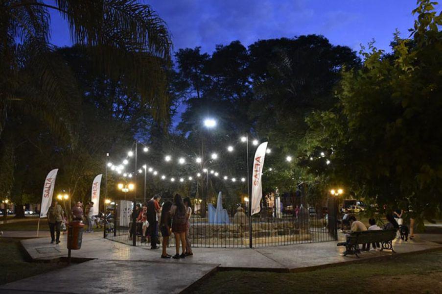 38833-plaza-alvarado-con-los-restaurantes-al-aire-libre