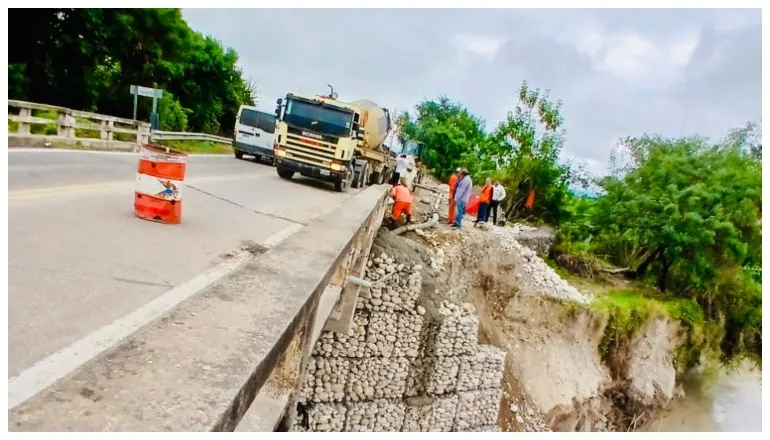 reparación puente sobre el río pescado