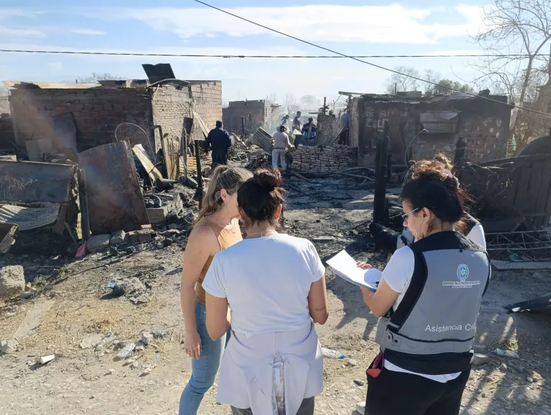 13510-desarrollo-social-asiste-a-familias-afectadas-por-incendios-y-contingencias-climaticas-en-toda-la-provincia