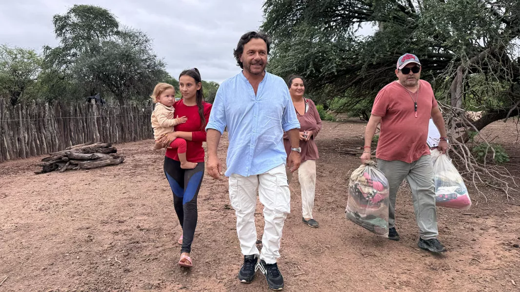 11330-gustavo-saenz-coordino-en-territorio-la-asistencia-aerea-a-comunidades-afectadas-por-la-crecida-del-rio-bermejo