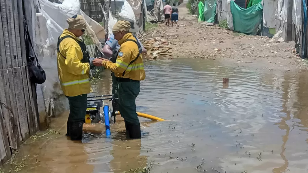 21336-defensa-civil-asistio-a-los-afectados-por-fuertes-lluvias-en-el-asentamiento-san-javier