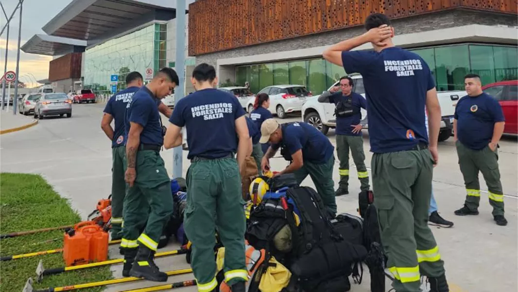 17321-salta-envio-refuerzos-para-combatir-los-incendios-forestales-en-el-parque-nacional-los-alerces-esquel (1)
