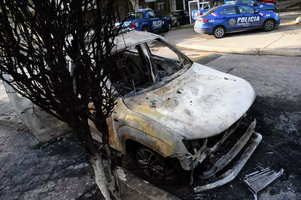 467161_camioneta_policia_incendiada_comisaria_15_rosario_2_1024_x_680