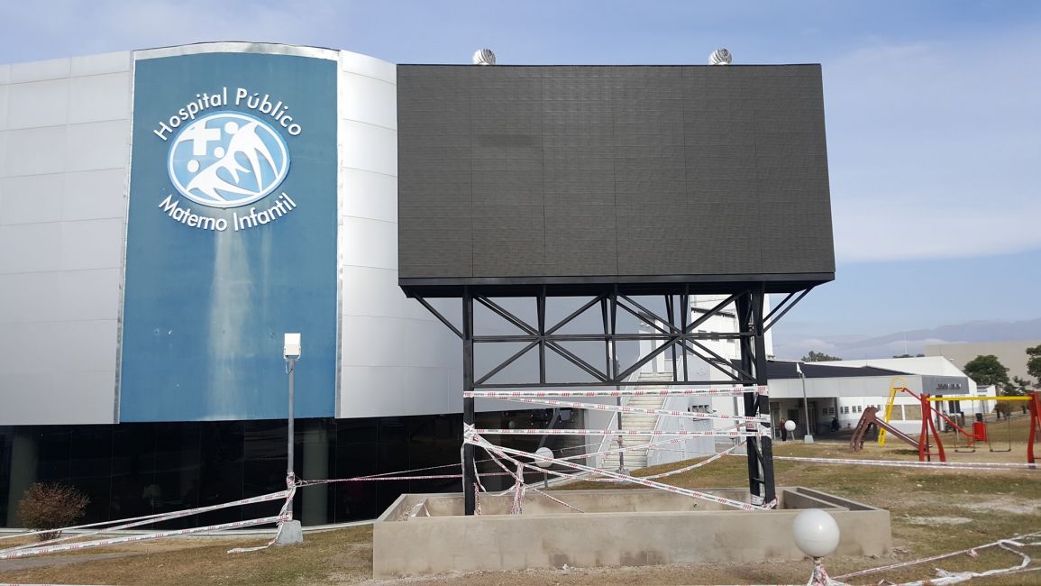 61635-piden-retirar-el-cartel-luminoso-en-el-hospital-materno-infantil