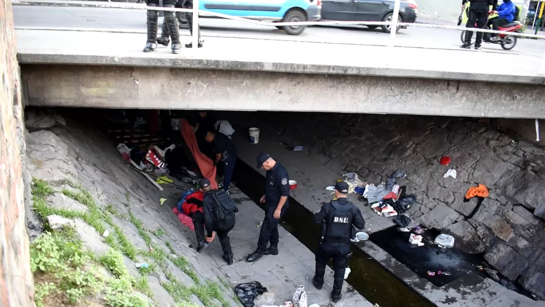 104789-demorados-e-infraccionados-en-el-canal-de-calle-esteco