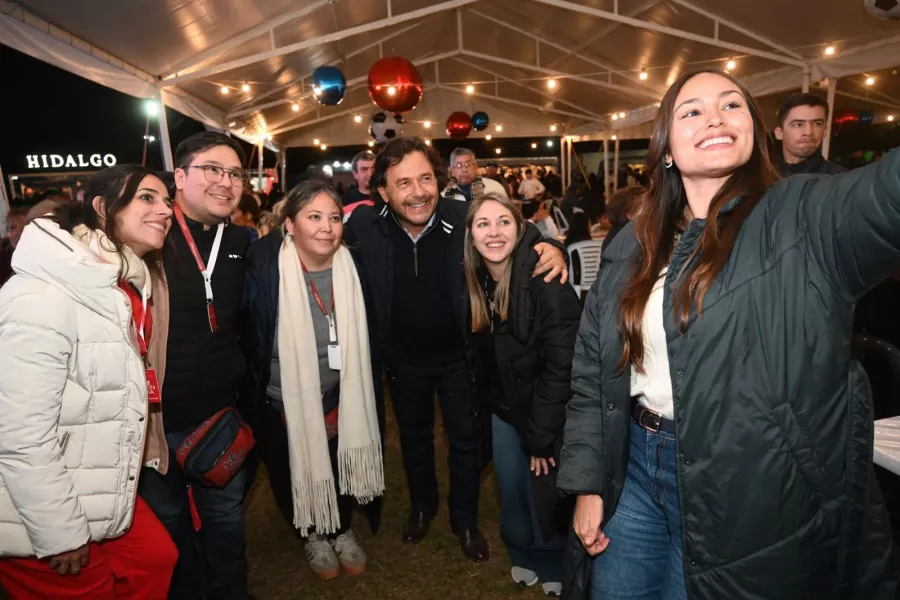 20781-metan-de-fiesta-con-potencia-el-gobernador-saenz-compartio-la-jornada-junto-a-mas-de-16-mil-vecinos-y-150-emprendedores