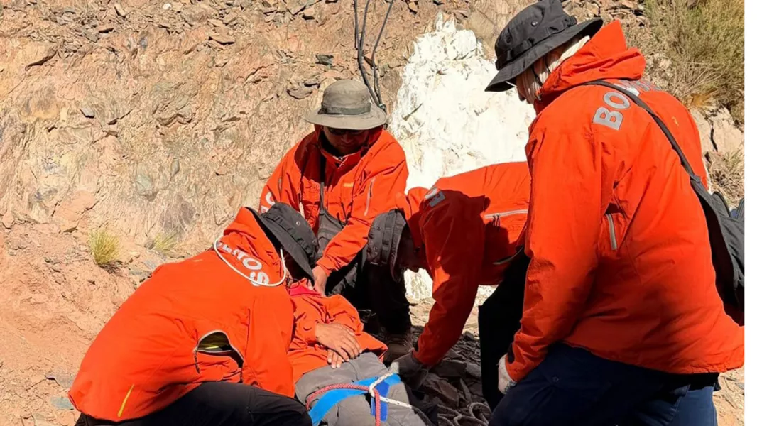 16898-bomberos-de-la-policia-se-perfeccionaron-en-rescate-en-alta-montania