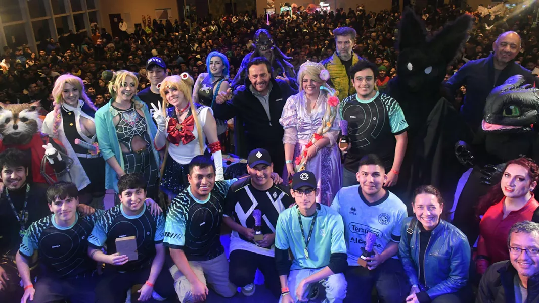 13054-el-gobernador-compartio-con-mas-de-tres-mil-chicos-la-ultima-edicion-de-dimension-comics