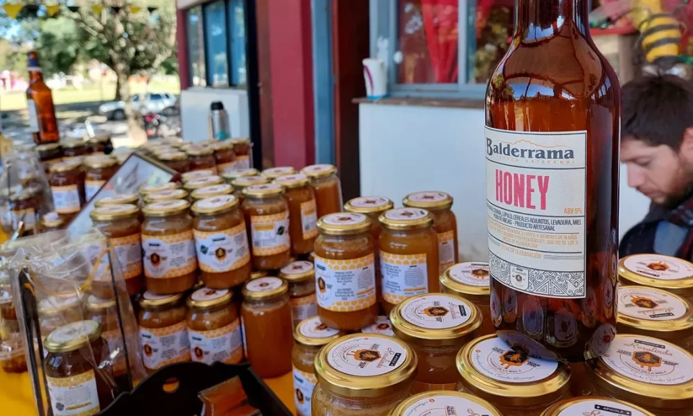 multimedia.normal.a2042f7409409162.RmVyaWEgZGUgbGEgTWllbF9ub3JtYWwud2VicA-1000x600