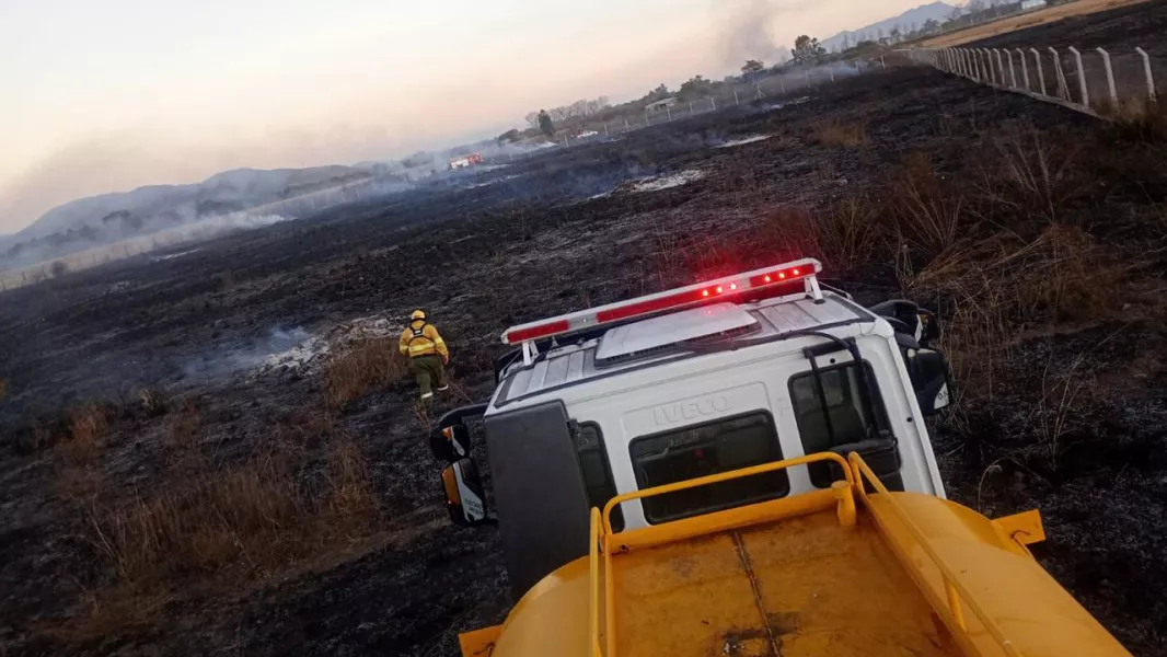 17949-brigada-forestal-sofoco-incendios-de-pastizales-en-capital-y-san-luis