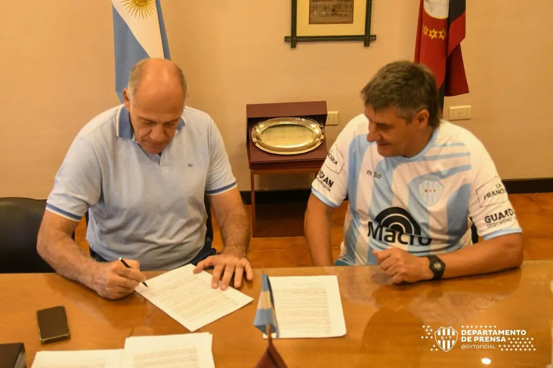 ¡Fernando Quiroz sigue en casa! 🏟️El entrenador firmó hoy su renovación en la sede del club y c