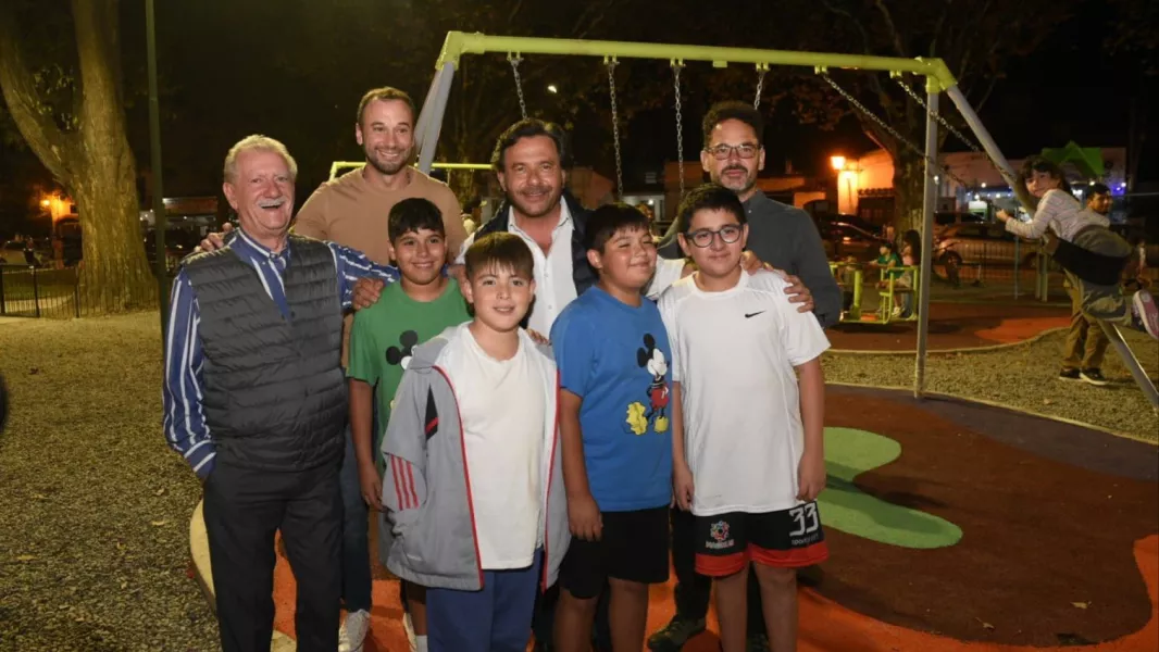 12117-final-de-obras-en-plaza-alvarado-el-gobernador-y-el-intendente-recorrieron-el-renovado-espacio