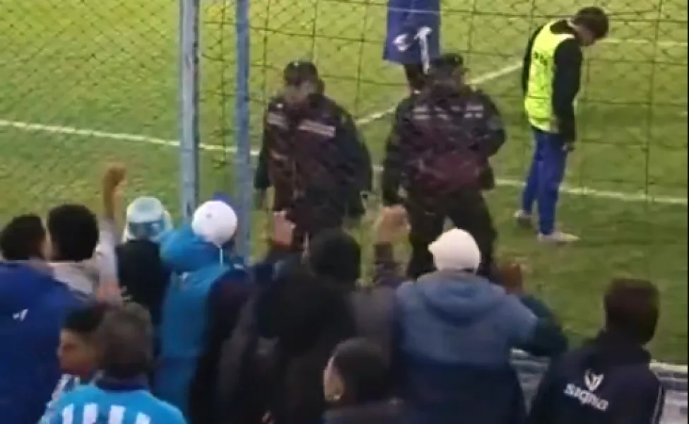 83243-gimnasia-y-tiro-vs-gimnasia-de-jujuy-un-policia-arranco-una-bandera-y-escupio-a-la-hinchada-visitante