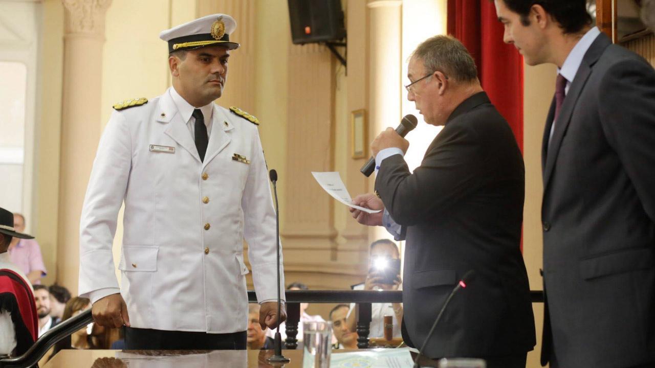 gustavo-orozco-legislador-asumio-al-cargo-uniforme-gala-policia