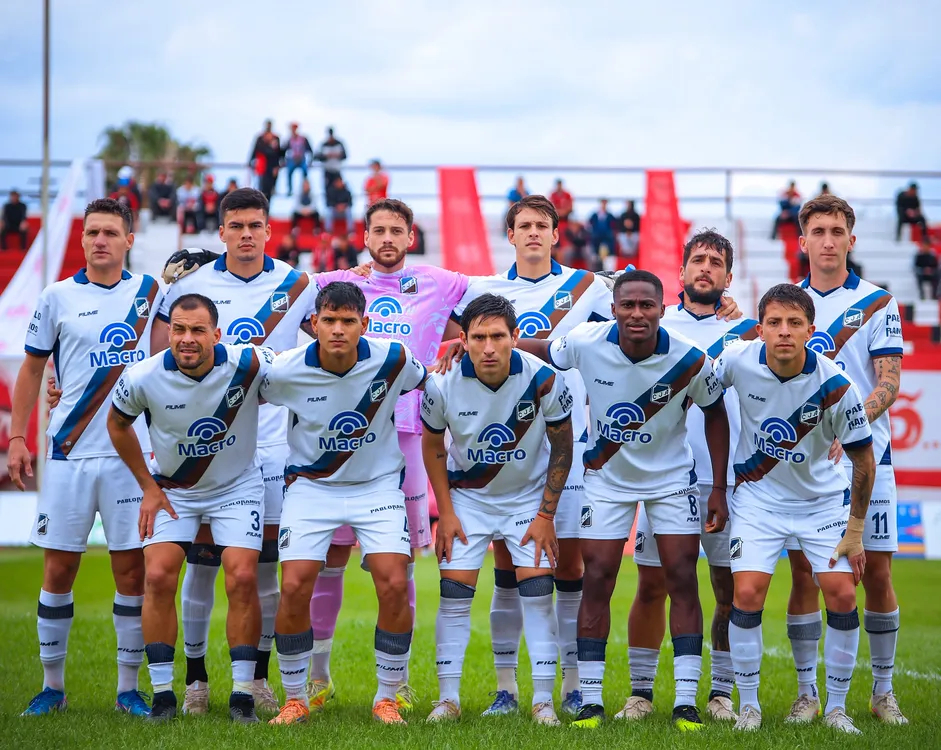 Inicio del partido 🫡__📺 Mira el partido por Sports Salta https___www.youtube.com_live_poDk1MEBIjs_si_EcAGi_v5MhKT0O-b___Ph.cordova _ Prensa Huracan La(.jpg