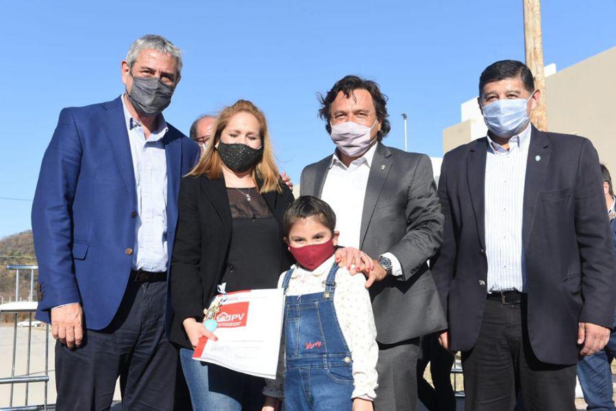 76988-el-gobernador-saenz-y-el-ministro-ferraresi-entregaron-90-viviendas-en-barrio-pereyra-rozas