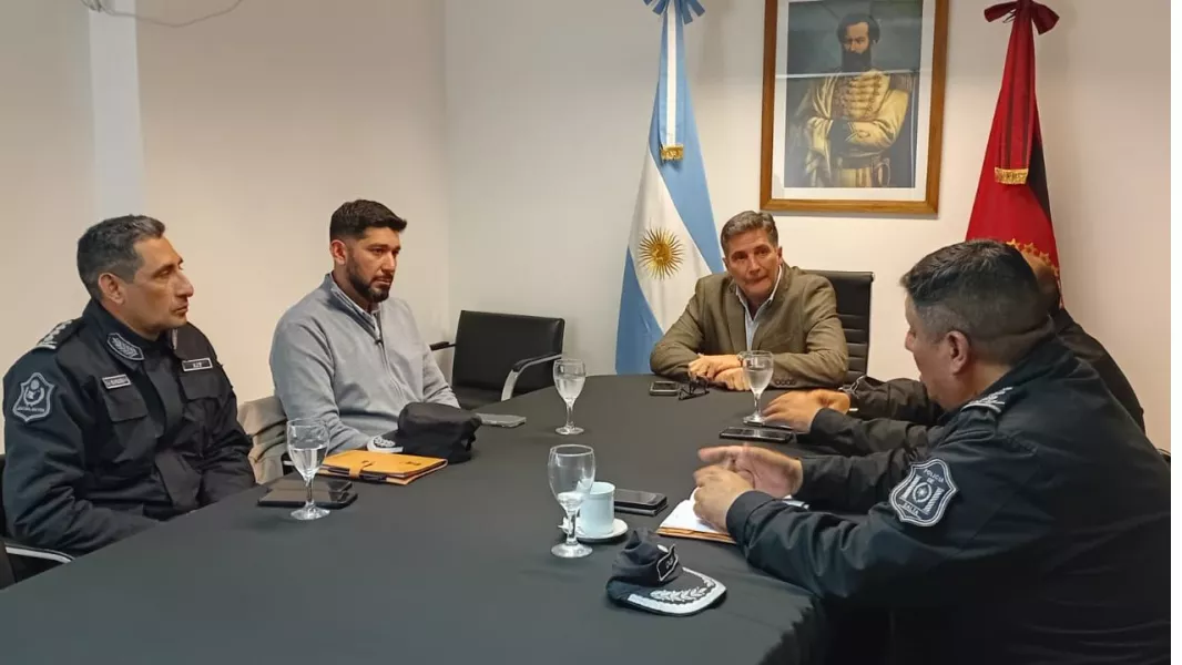 21662-primera-reunion-entre-las-nuevas-autoridades-de-seguridad-y-la-cupula-policial