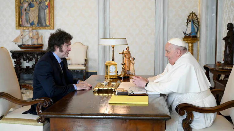 el-papa-francisco-y-el-presidente-javier-milei-durante-una-reunion-en-el-vaticano-foto-afp-vatican-media-archivo-VZF3NBXI3VEULC6XK7Q235YH6E