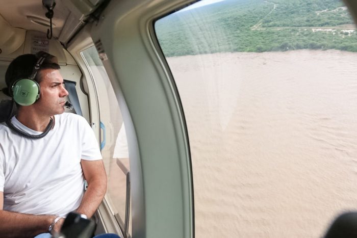 1-Urtubey-Recorre-las-Zonas-Afectadas-por-Inundacion-040219-provisorias-700x467