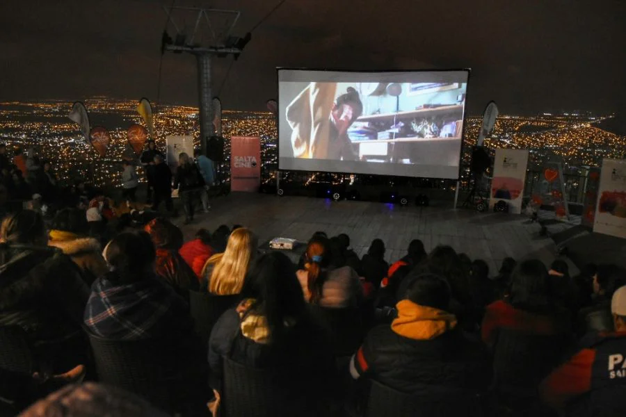 85023-con-gran-convocatoria-dio-inicio-la-26-semana-del-cine-en-salta