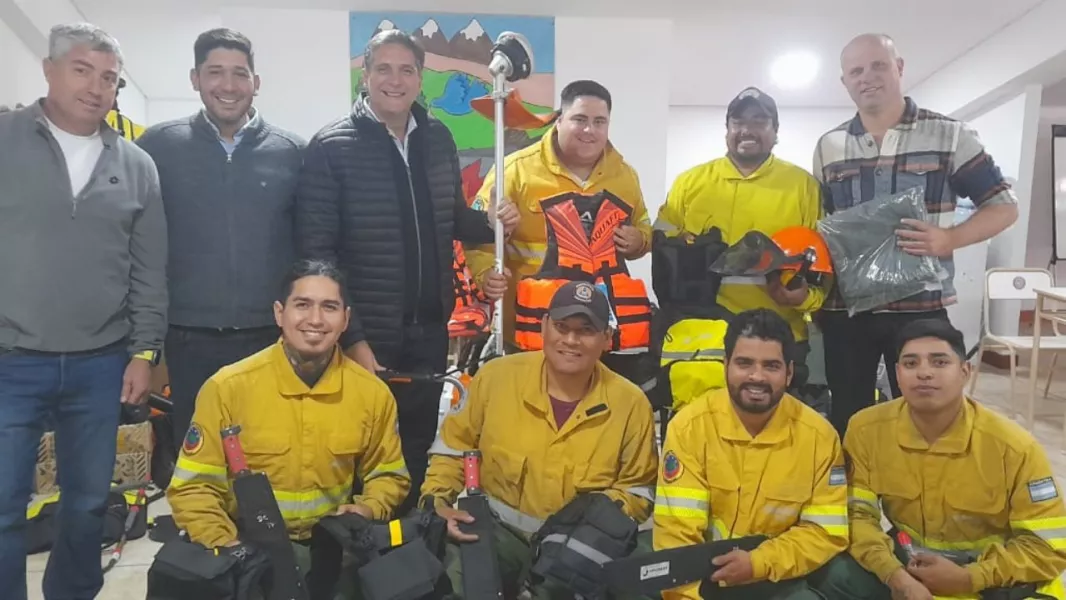 102231-brigadistas-forestales-recibieron-nuevo-equipamiento-para-la-lucha-contra-incendios
