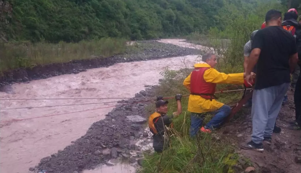 17150-mas-de-30-personas-fueron-rescatadas-por-crecida-de-rios-en-la-caldera-vaqueros-y-campo-quijano